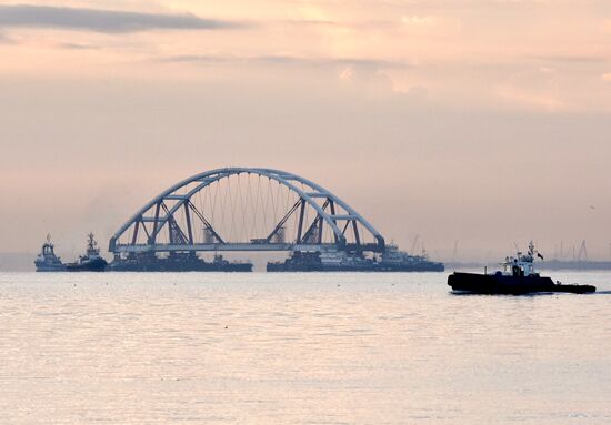 Car traffic arch installed on Kerch Strait Bridge