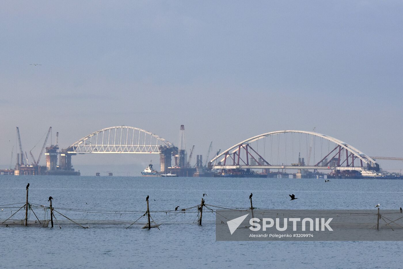 Car traffic arch installed on Kerch Strait Bridge