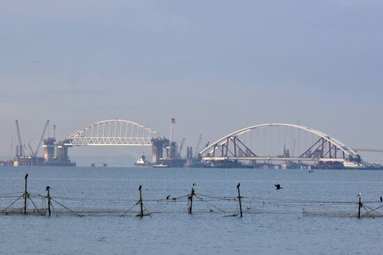 Car traffic arch installed on Kerch Strait Bridge