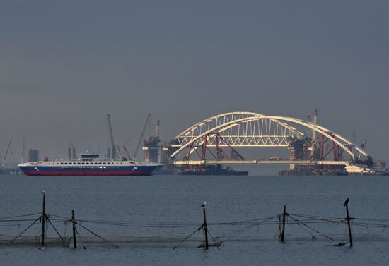 Car traffic arch installed on Kerch Strait Bridge