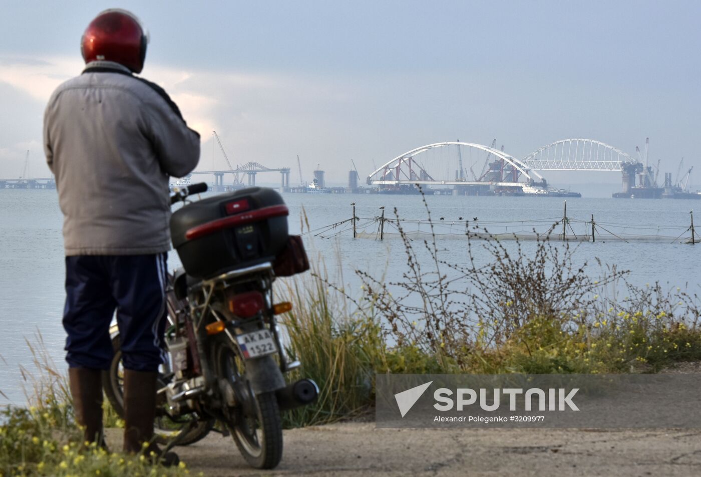 Car traffic arch installed on Kerch Strait Bridge