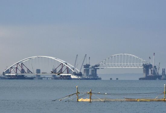 Car traffic arch installed on Kerch Strait Bridge