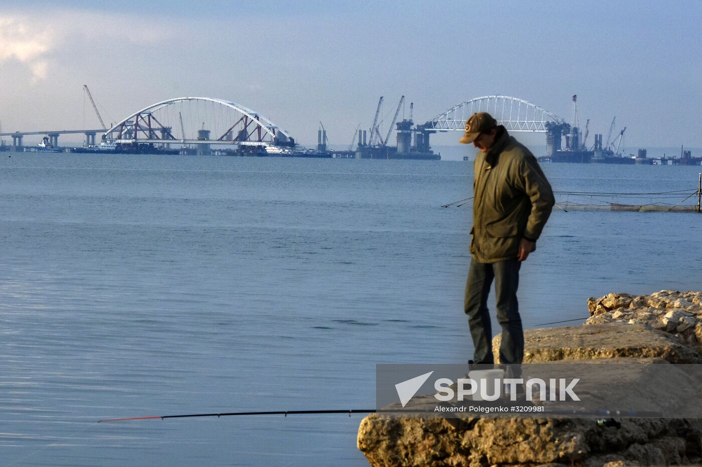 Car traffic arch installed on Kerch Strait Bridge