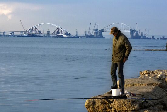 Car traffic arch installed on Kerch Strait Bridge