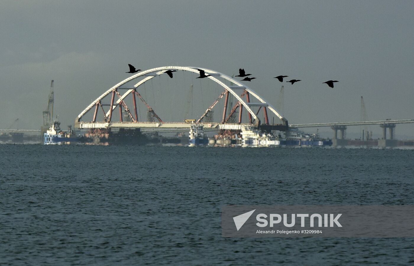Car traffic arch installed on Kerch Strait Bridge