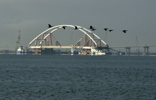 Car traffic arch installed on Kerch Strait Bridge