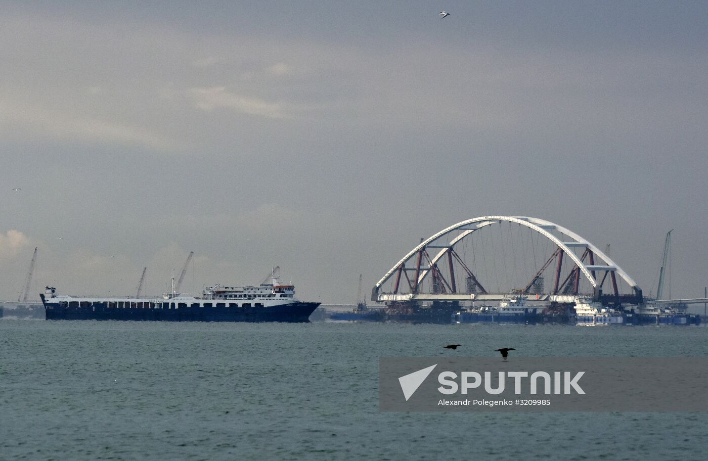Car traffic arch installed on Kerch Strait Bridge