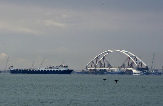 Car traffic arch installed on Kerch Strait Bridge