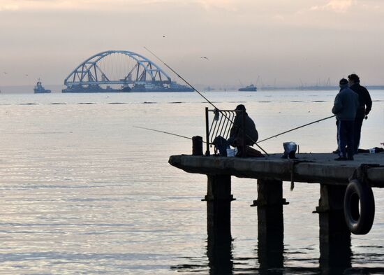Car traffic arch installed on Kerch Strait Bridge