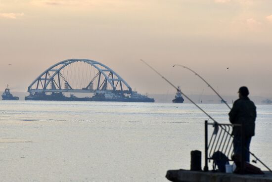Car traffic arch installed on Kerch Strait Bridge