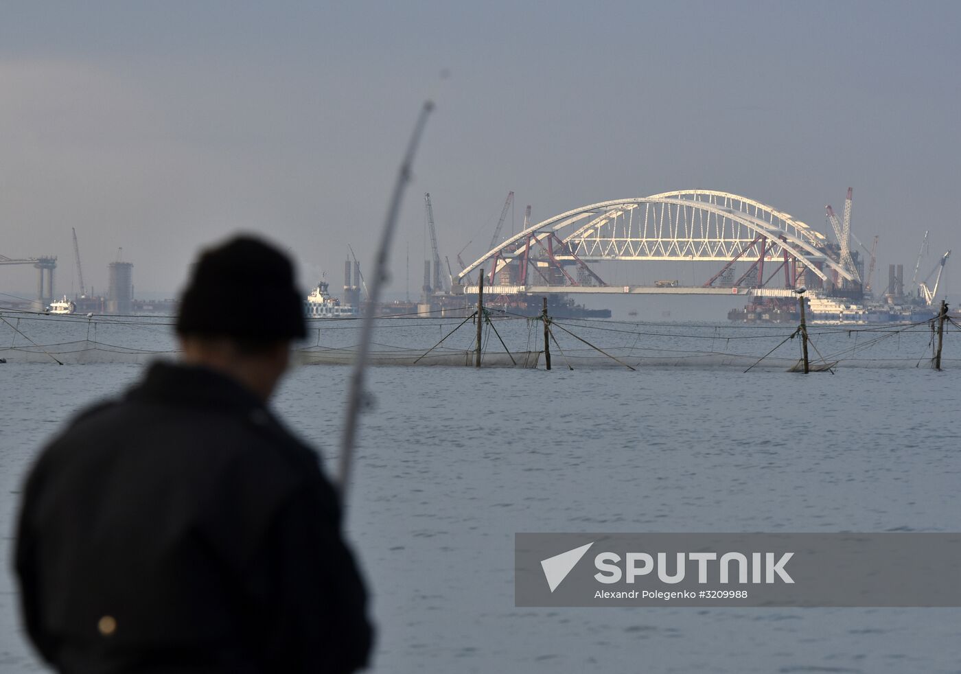 Car traffic arch installed on Kerch Strait Bridge