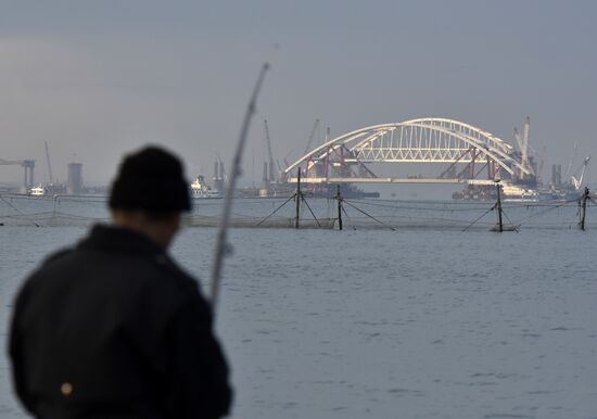 Car traffic arch installed on Kerch Strait Bridge