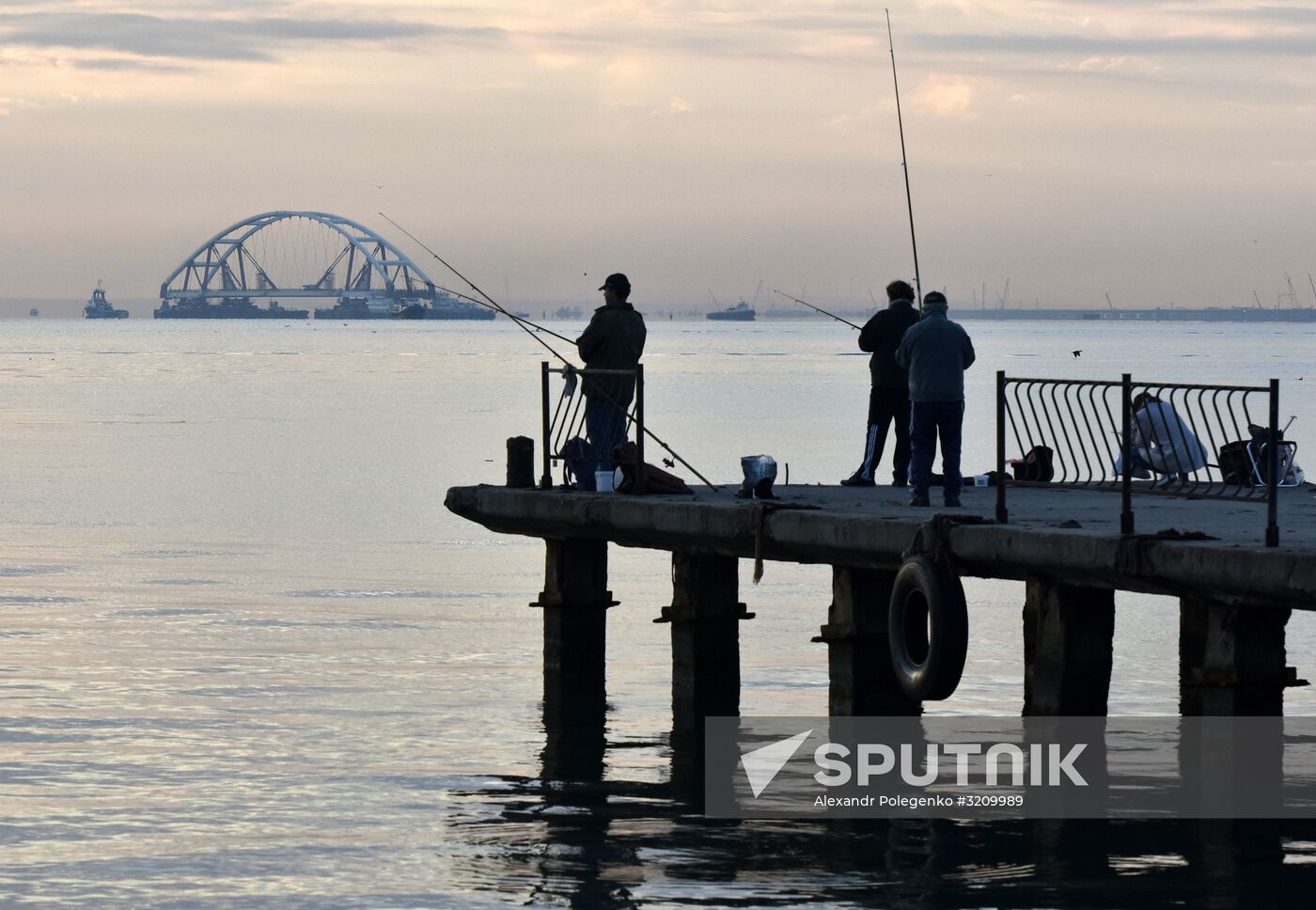 Car traffic arch installed on Kerch Strait Bridge