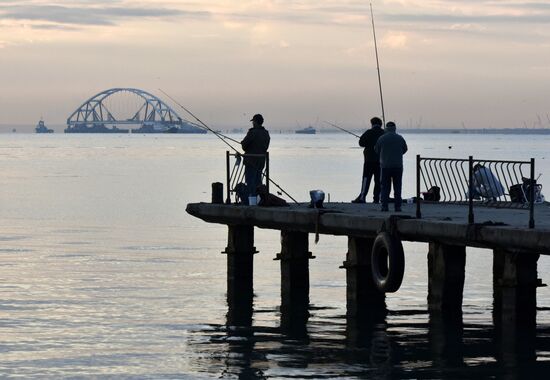 Car traffic arch installed on Kerch Strait Bridge