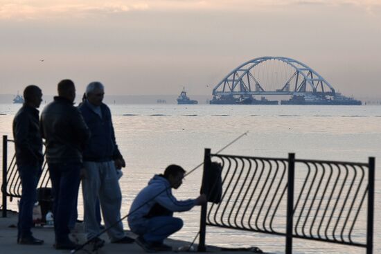 Car traffic arch installed on Kerch Strait Bridge
