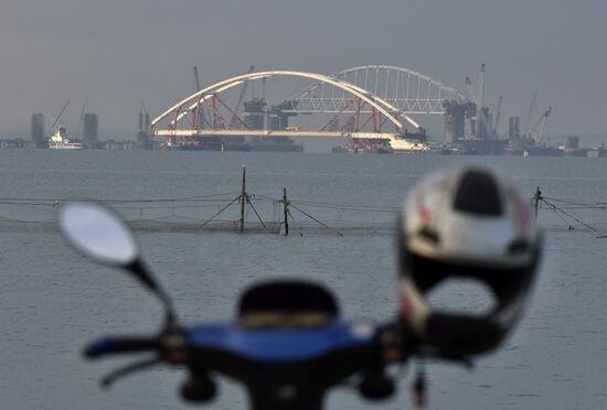 Car traffic arch installed on Kerch Strait Bridge