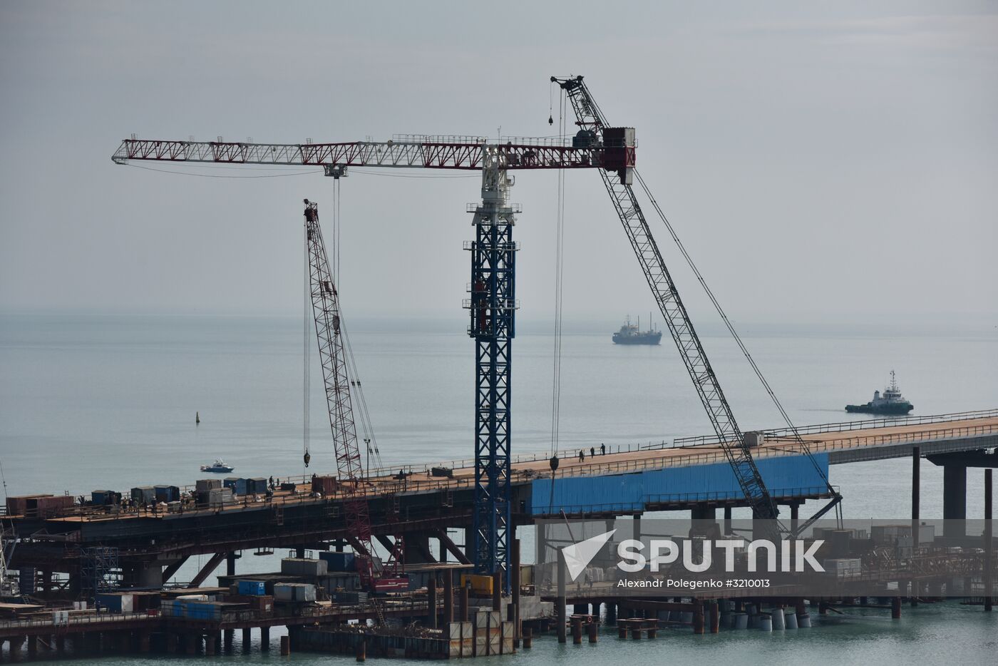 Car traffic arch installed on Kerch Strait Bridge