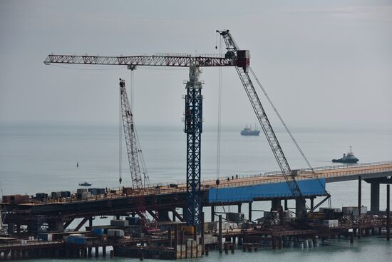 Car traffic arch installed on Kerch Strait Bridge