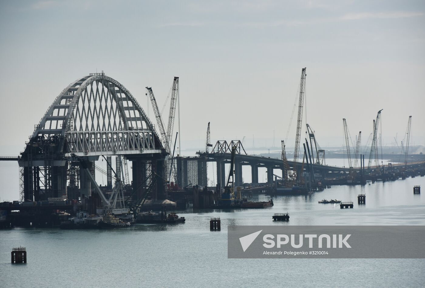 Car traffic arch installed on Kerch Strait Bridge