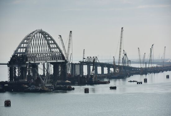 Car traffic arch installed on Kerch Strait Bridge