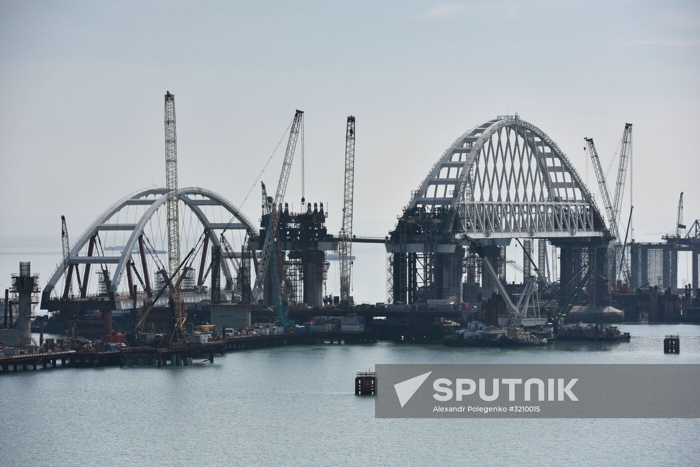 Car traffic arch installed on Kerch Strait Bridge
