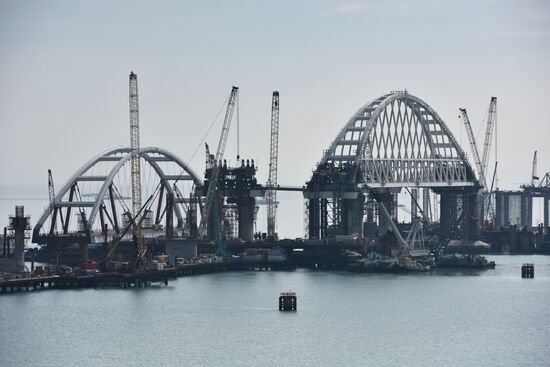 Car traffic arch installed on Kerch Strait Bridge