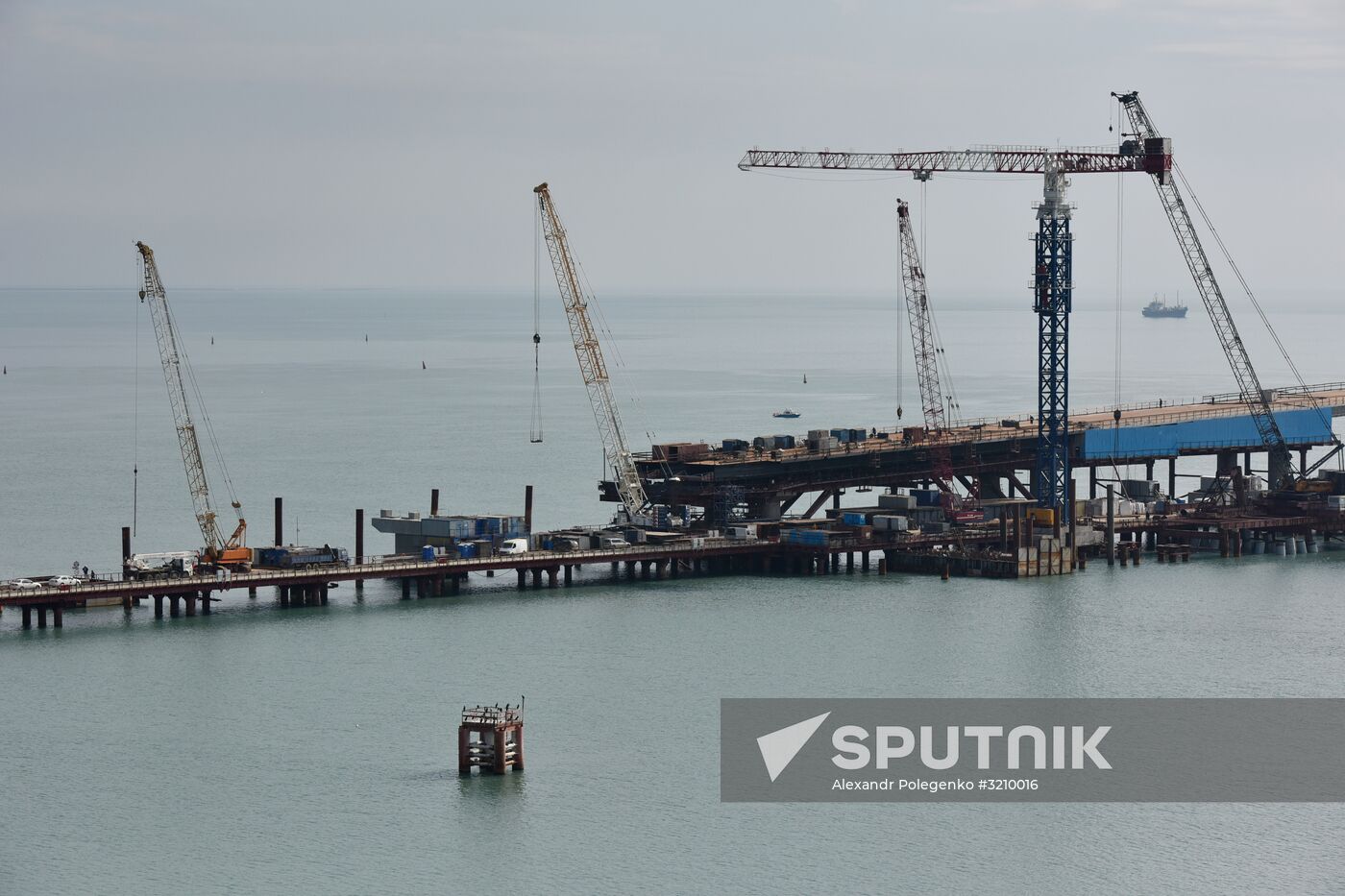 Car traffic arch installed on Kerch Strait Bridge