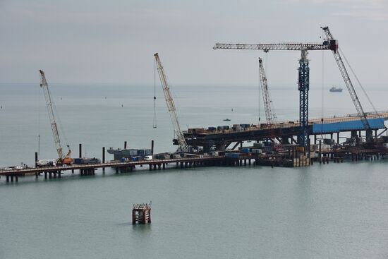 Car traffic arch installed on Kerch Strait Bridge
