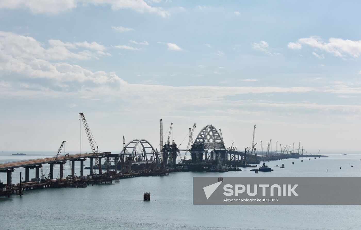 Car traffic arch installed on Kerch Strait Bridge