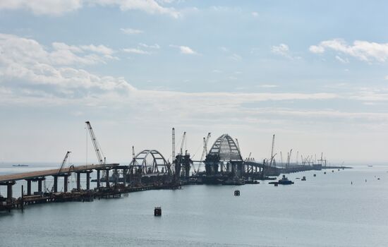 Car traffic arch installed on Kerch Strait Bridge