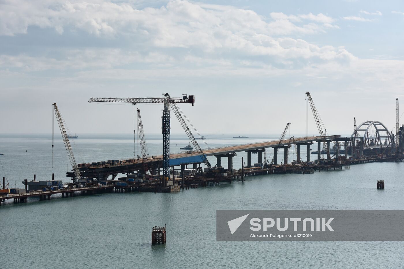 Car traffic arch installed on Kerch Strait Bridge