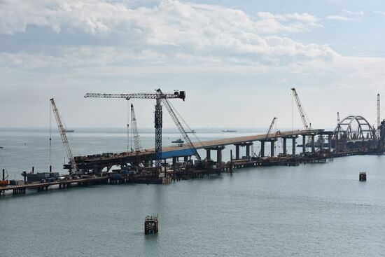 Car traffic arch installed on Kerch Strait Bridge