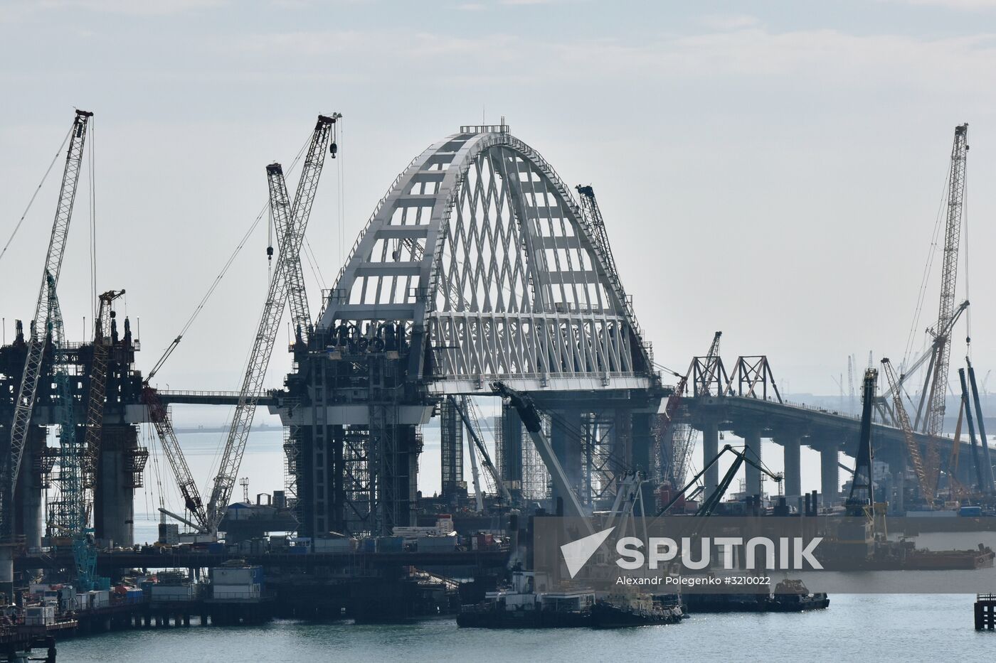 Car traffic arch installed on Kerch Strait Bridge
