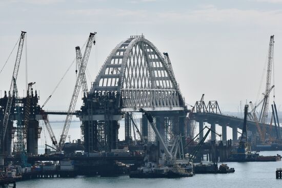 Car traffic arch installed on Kerch Strait Bridge
