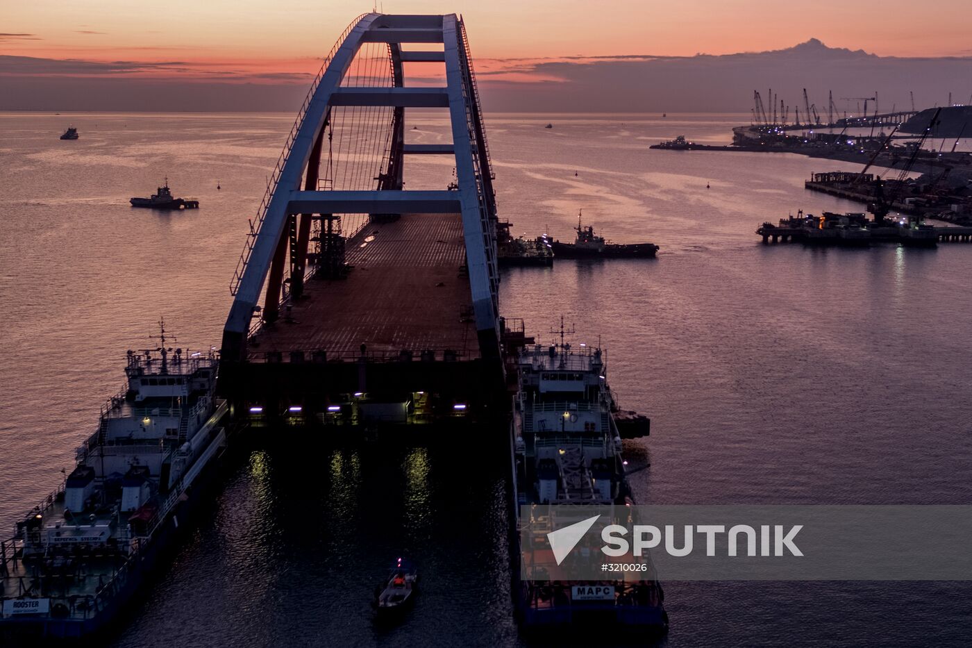 Car traffic arch installed on Kerch Strait Bridge