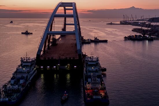 Car traffic arch installed on Kerch Strait Bridge