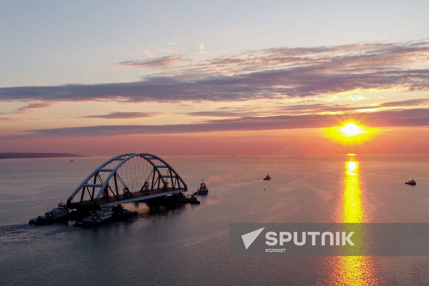 Car traffic arch installed on Kerch Strait Bridge