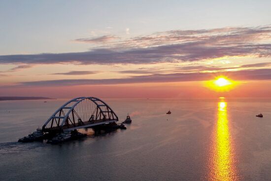 Car traffic arch installed on Kerch Strait Bridge