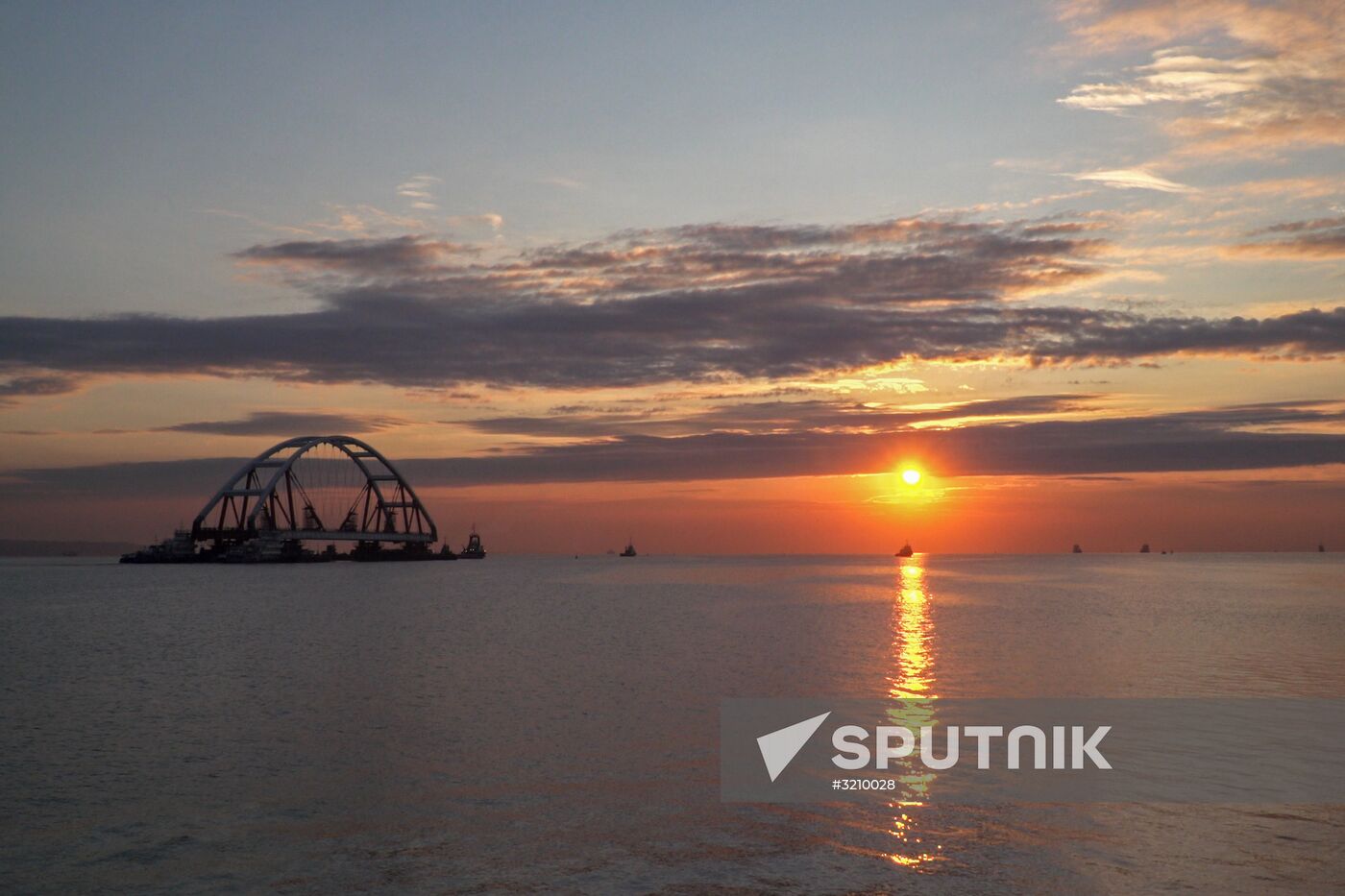 Car traffic arch installed on Kerch Strait Bridge