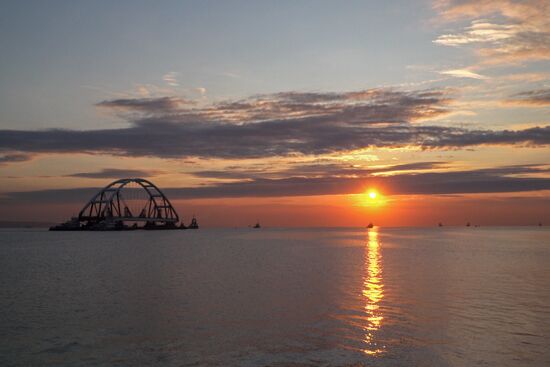 Car traffic arch installed on Kerch Strait Bridge