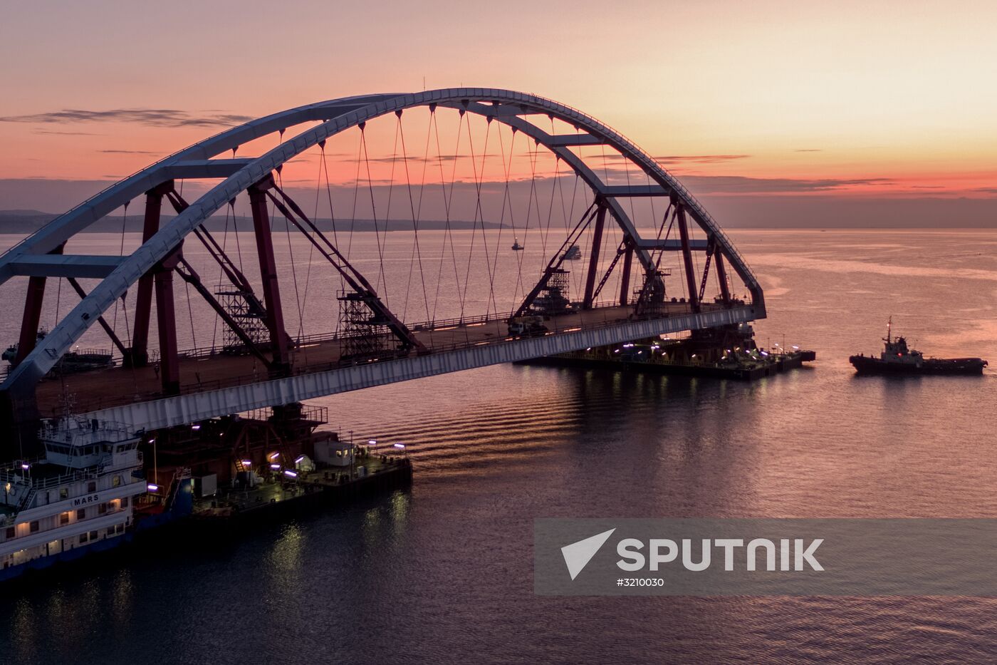 Car traffic arch installed on Kerch Strait Bridge
