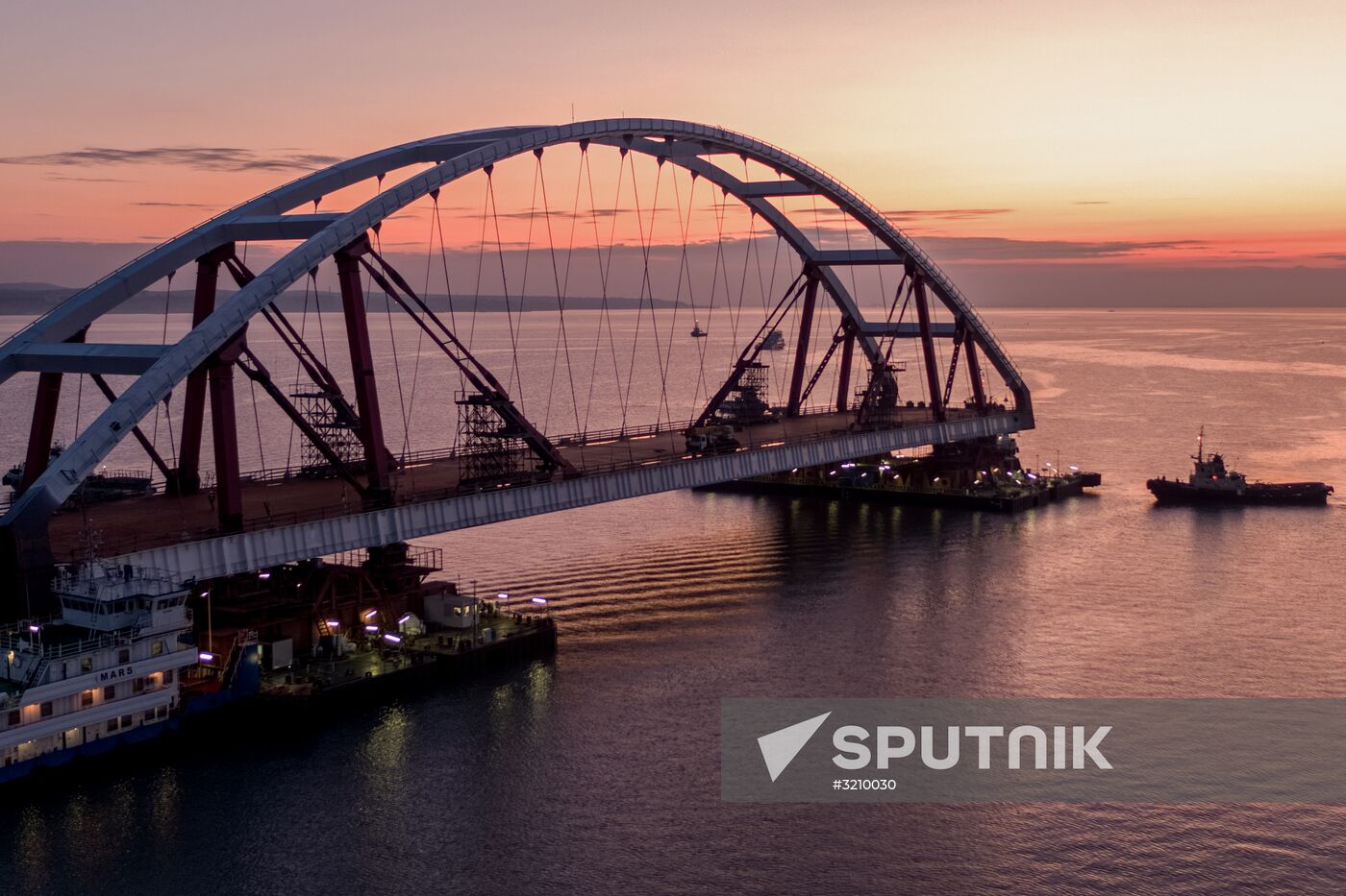 Car traffic arch installed on Kerch Strait Bridge