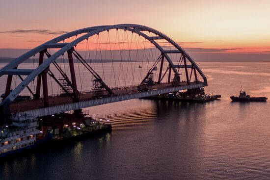 Car traffic arch installed on Kerch Strait Bridge