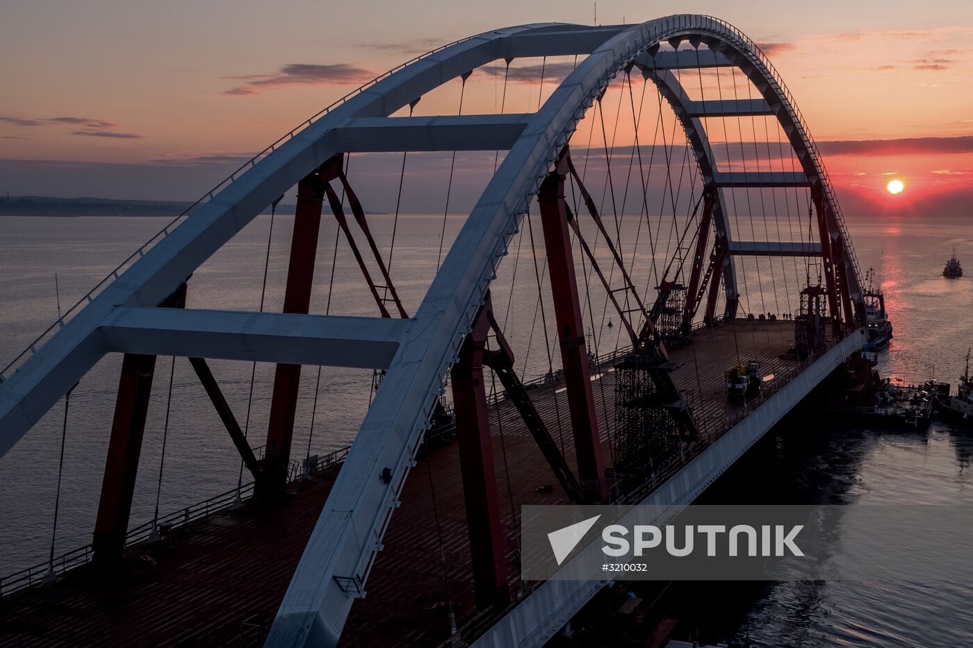 Car traffic arch installed on Kerch Strait Bridge