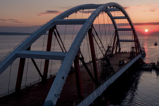 Car traffic arch installed on Kerch Strait Bridge