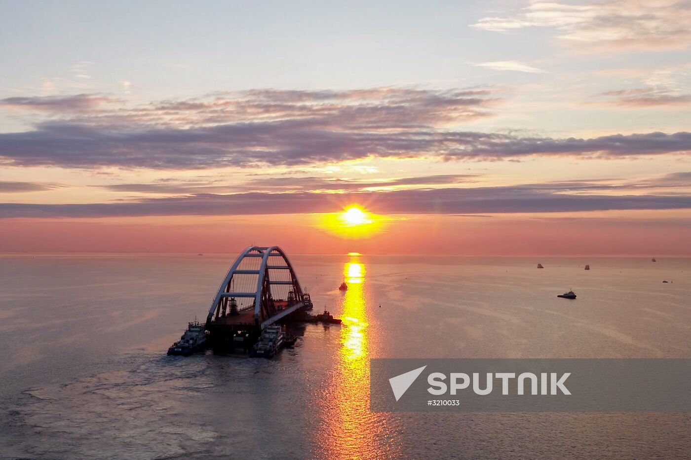 Car traffic arch installed on Kerch Strait Bridge