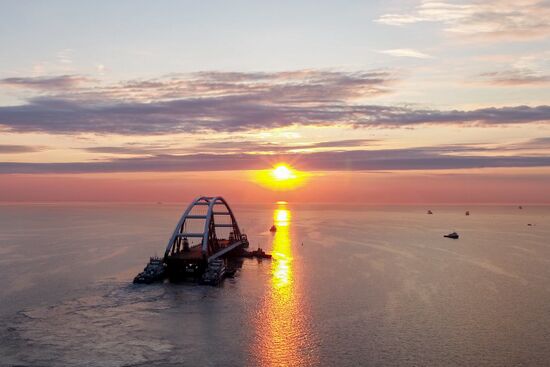 Car traffic arch installed on Kerch Strait Bridge