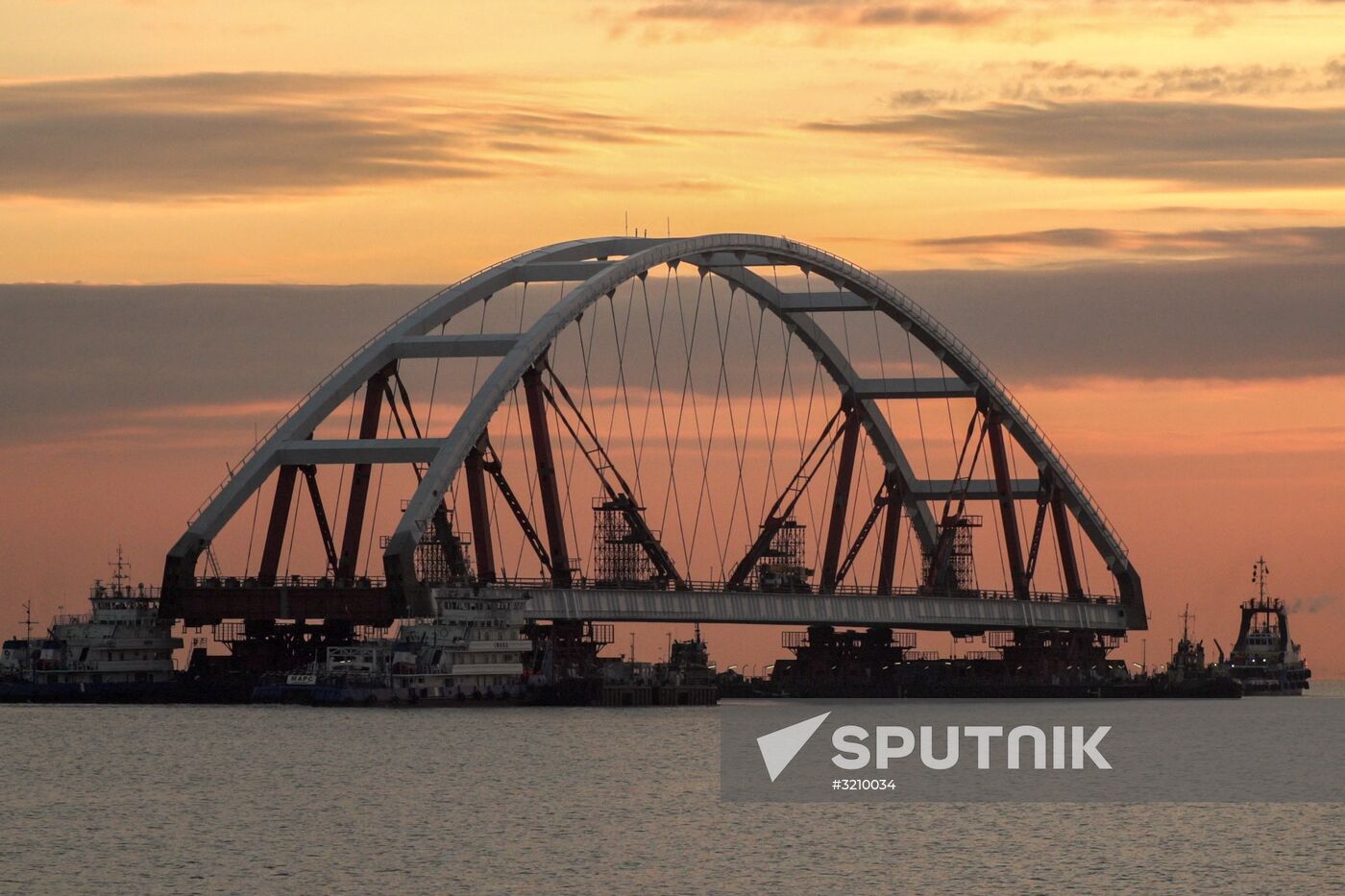 Car traffic arch installed on Kerch Strait Bridge