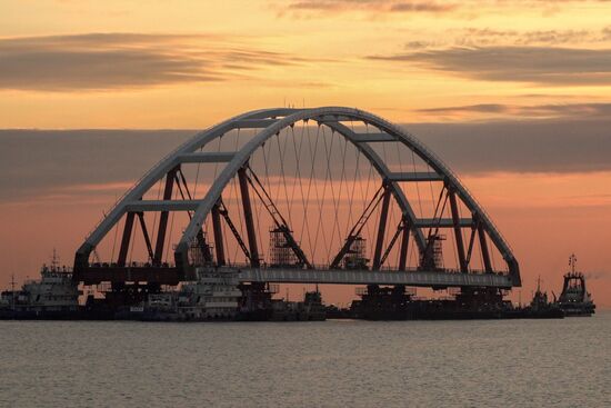 Car traffic arch installed on Kerch Strait Bridge