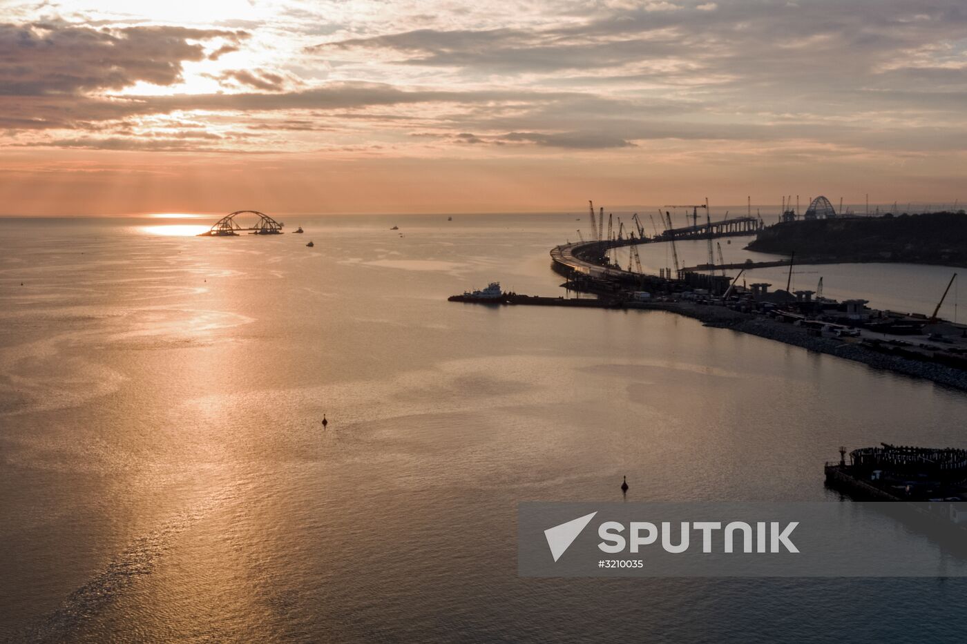 Car traffic arch installed on Kerch Strait Bridge